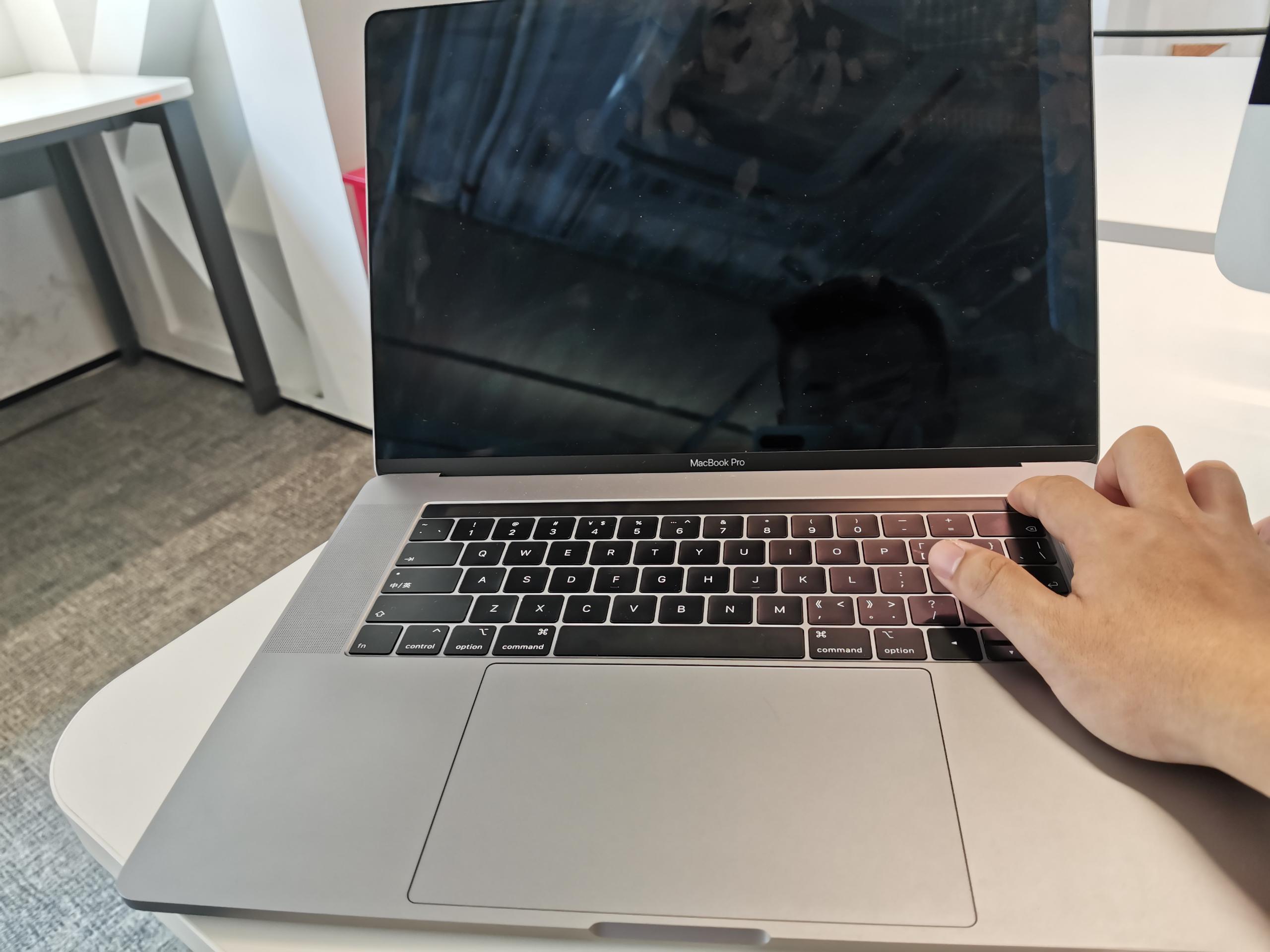 "19岁少年玩转MacBook Pro，热潮引爆科技圈！"