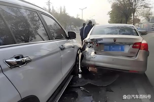 “违章停摆，遭遇擦撞，幽默警报记”