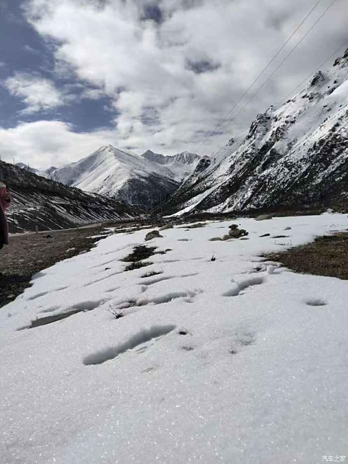 “雪峰埋头的网红瞬间：笑谈科技圈的‘冰封’潮流”