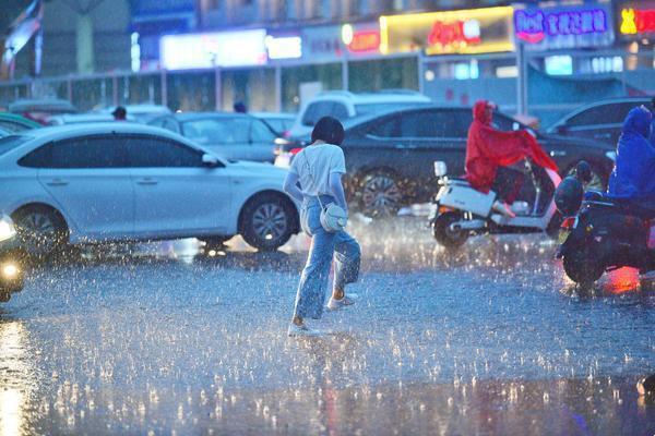 “jul163”外勤记：大雨突袭，网友狂潮中的幽默瞬间