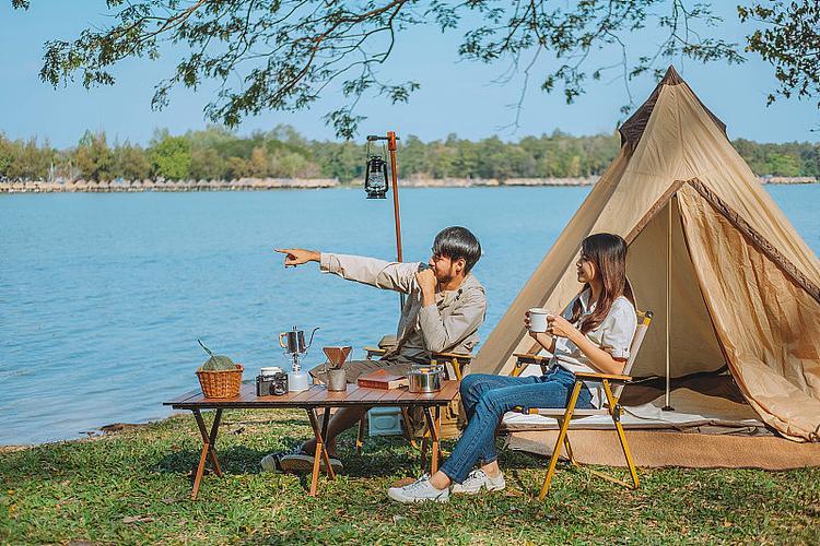 “潮流之旅，夫妻同行：科技圈的新星夫妻档度假记”