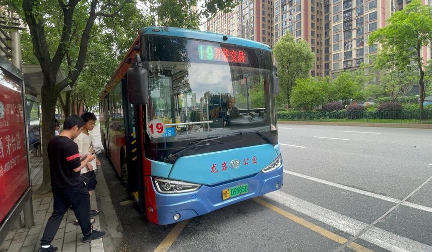 “小扫货水能么多公交车”引发的网上狂欢背后，谁在尴尬？