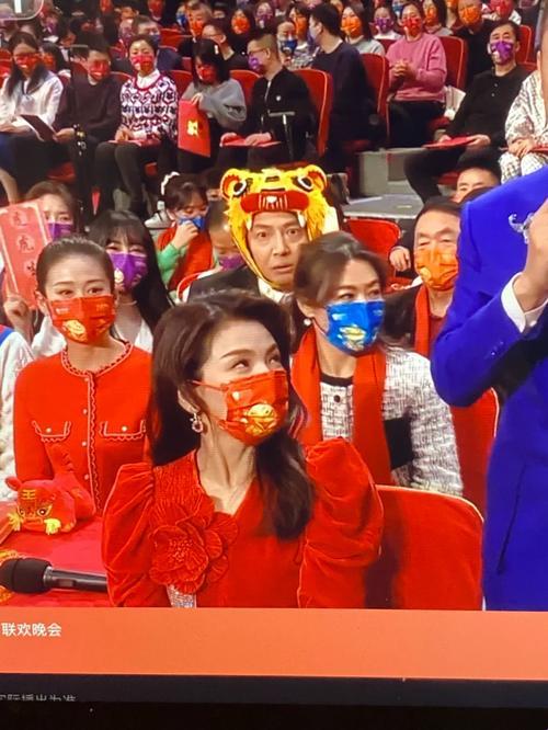 “狂食春晚灵丹，网友戏谑翻天！”