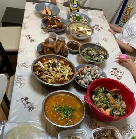 “喂食风潮”：闺蜜突邀，老公吃饭我代劳？