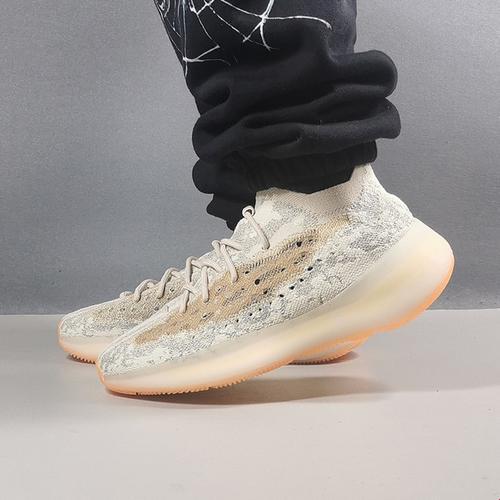 “潮鞋界翘楚，Yeezy 380的新星崛起”