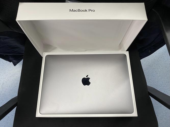 18岁MACbook，纯品还是仿冒？网友热议，新风尚下的幽默解读